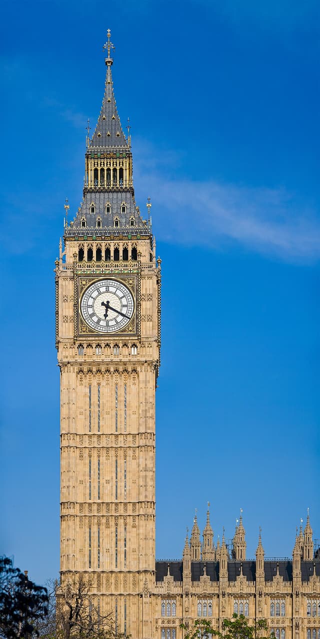 Big Ben, monument de Charles Barry & Augustus Pugin : Tour-horloge néogothique de pierre claire aux quatre cadrans dorés, flèche verte et or…