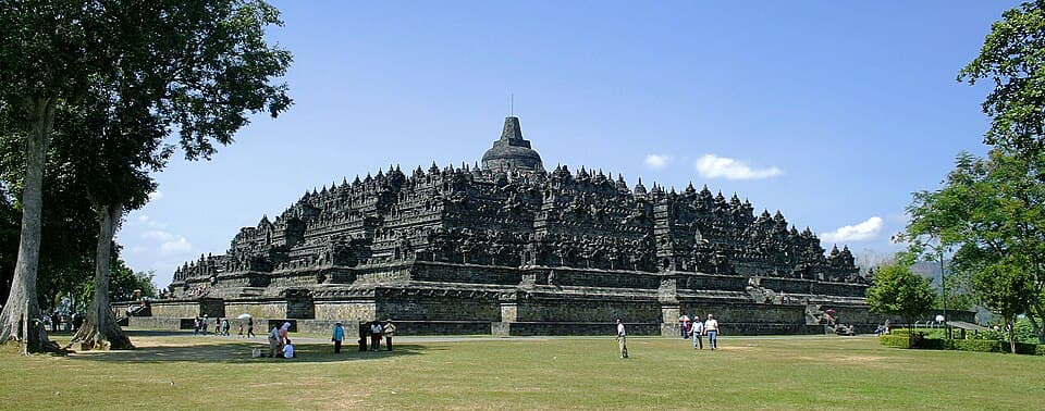 Borobudur, monument de Dynastie Sailendra : Un immense sanctuaire bouddhique en terrasses s’achève par un dôme central entouré de stupas ajourés