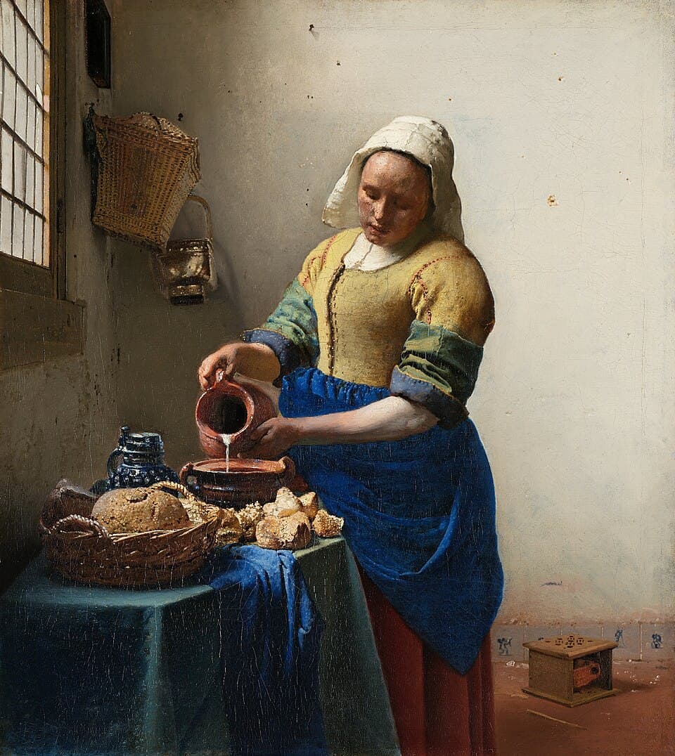 La Laitière, peinture de Johannes Vermeer : Une jeune femme verse du lait depuis une cruche dans une pièce sobre, baignée d’une lumière venant…