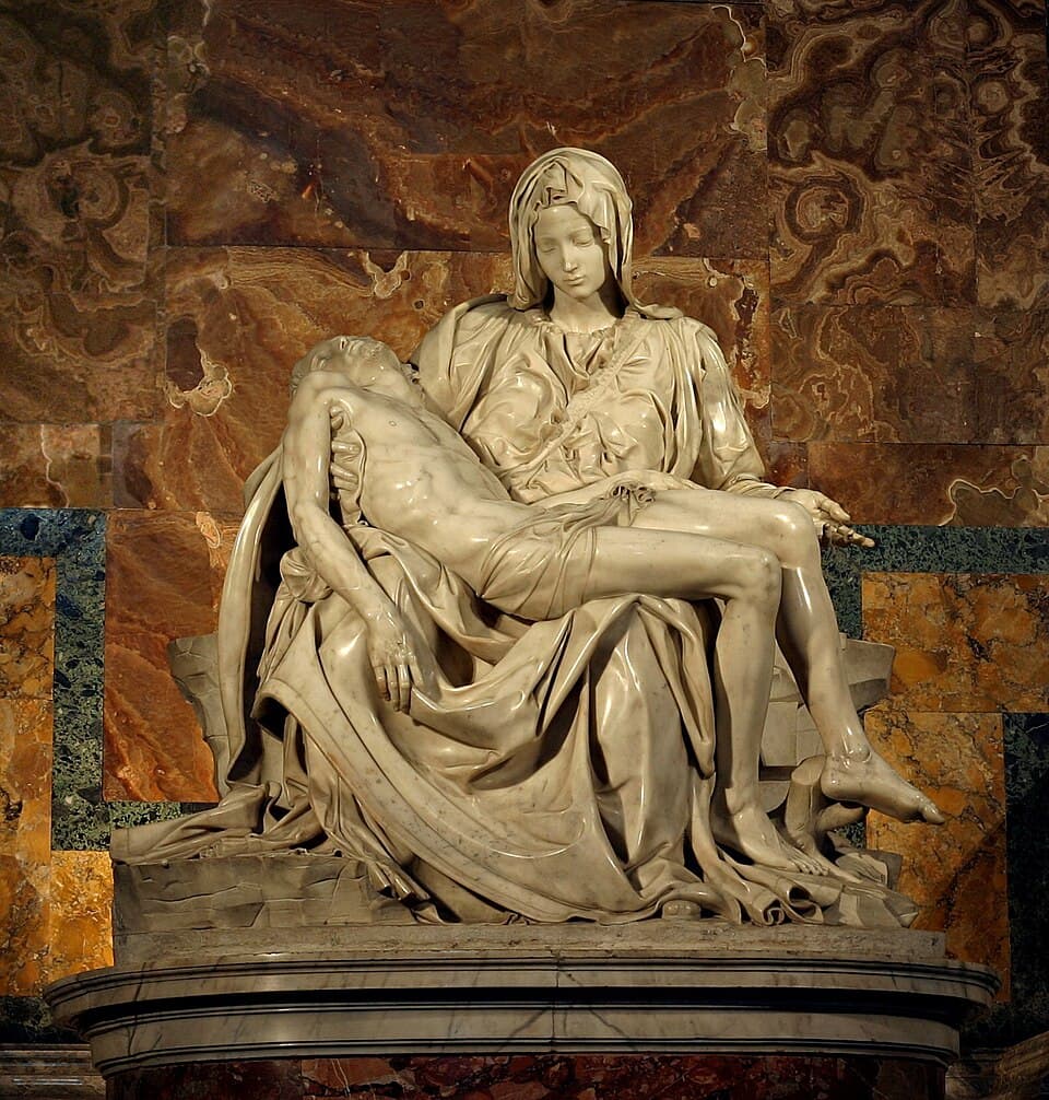 La Pietà, sculpture de Michel-Ange : La Vierge, assise et drapée, tient sur ses genoux le corps allongé du Christ après la Crucifixion