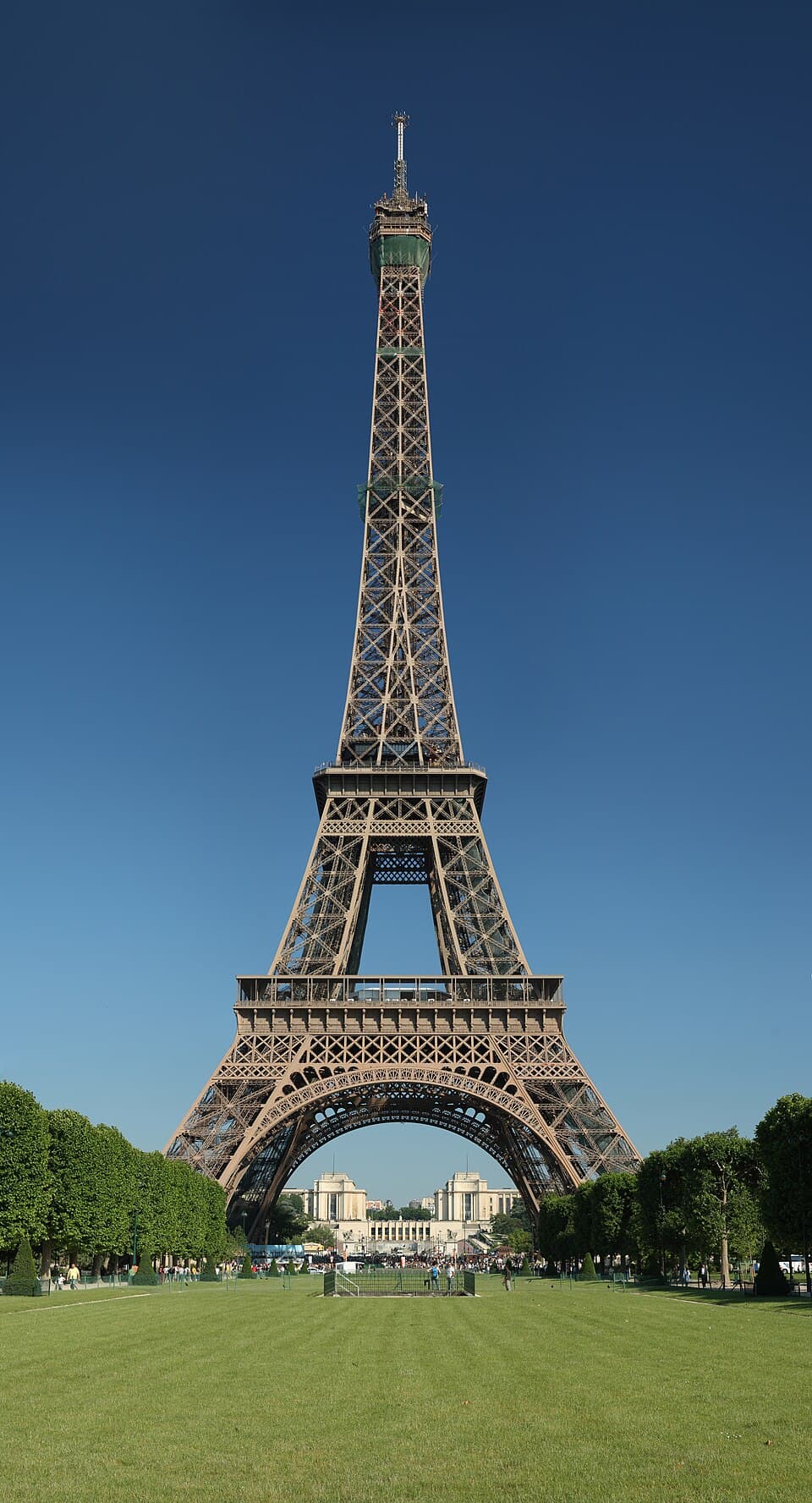 La Tour Eiffel, monument de Gustave Eiffel, Maurice Koechlin, Émile Nouguier et Stephen Sauvestre : Tour de fer en treillis de 330 mètres…