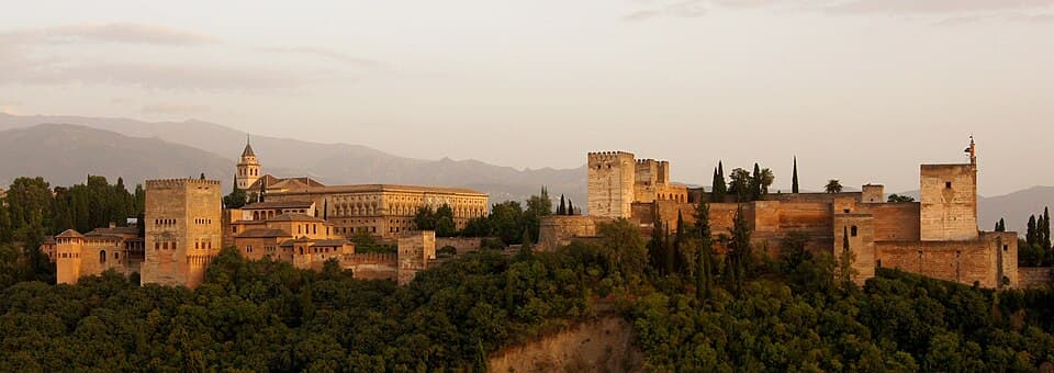 L’Alhambra, monument de Dynastie nasride : Des palais aux murs couverts d’arabesques entourent des cours avec bassins, colonnes fines et jardins…