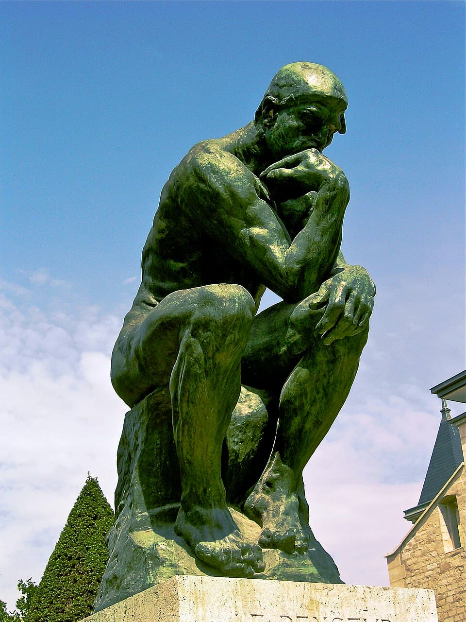 Le Penseur, sculpture de Auguste Rodin : Homme nu en bronze assis sur un rocher, penché en avant, menton posé sur la main droite, musculature…