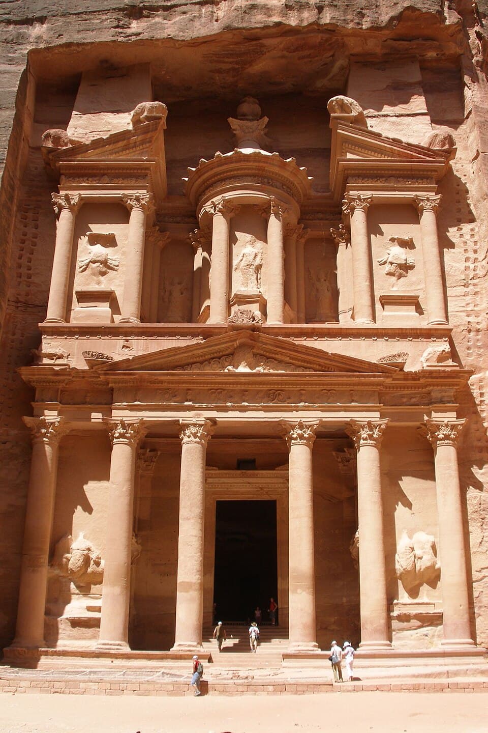 Pétra, monument de Nabatéens : La façade monumentale du Khazneh est taillée dans une paroi de grès rose au bout d’un étroit canyon