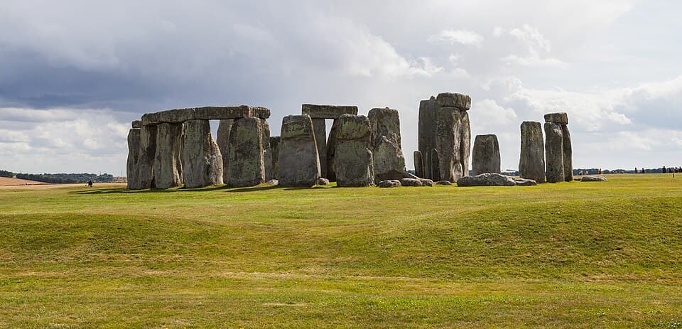 Stonehenge, monument de Bâtisseurs néolithiques inconnus : Un cercle de grands monolithes dressés, dont certains portent des linteaux, se…