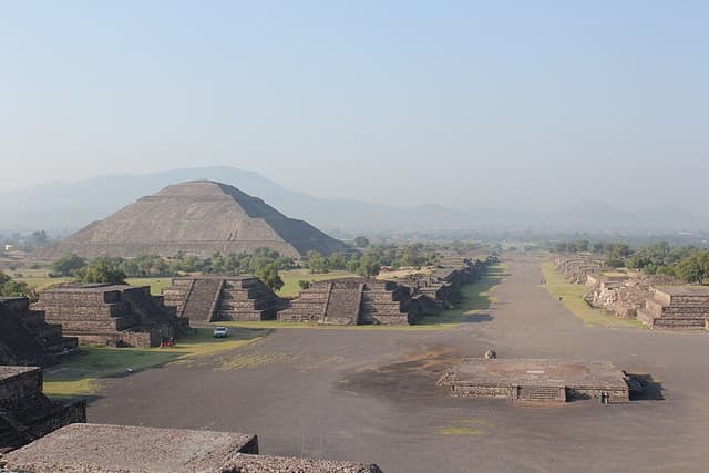 Teotihuacan, monument de Bâtisseurs mésoaméricains anonymes : De grandes pyramides de pierre s’alignent le long de l’Allée des Morts, au milieu…